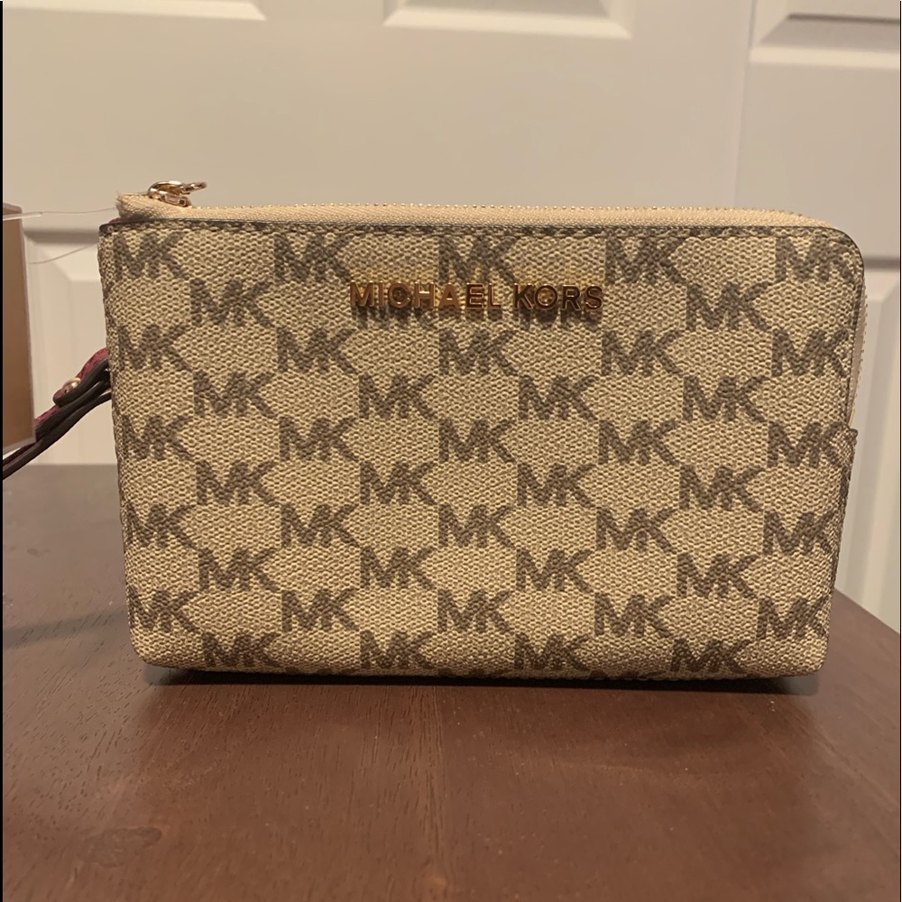 BRAND NEW Micheal Kors Wristlet